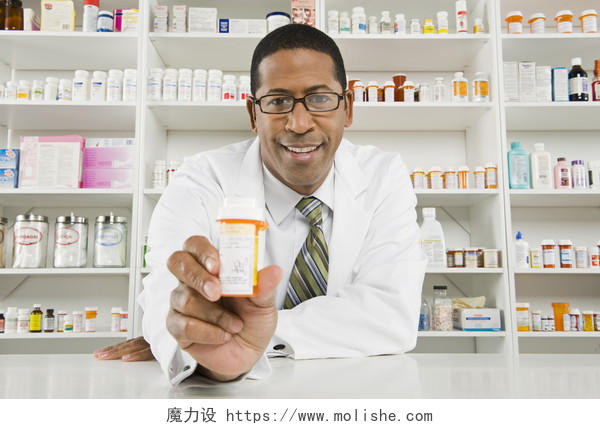 拿出药瓶一个非洲裔美国药剂师的肖像